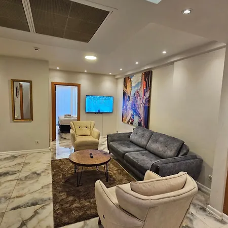 Perfect Taksim, 2 Bedroom, Pool, Gym, Sauna Apartment *