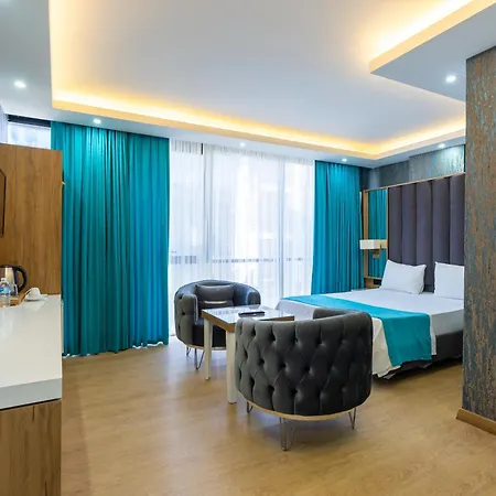 Black Palace Hotel *