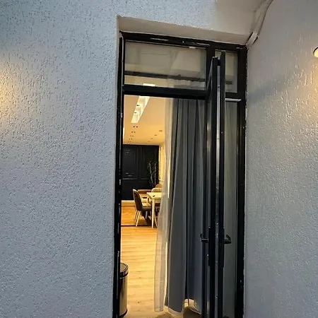 The Cozy, Below Street Floor Apartment *