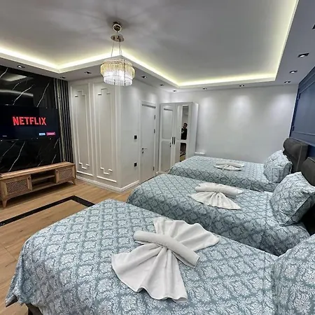 The Cozy, Below Street Floor Apartment *