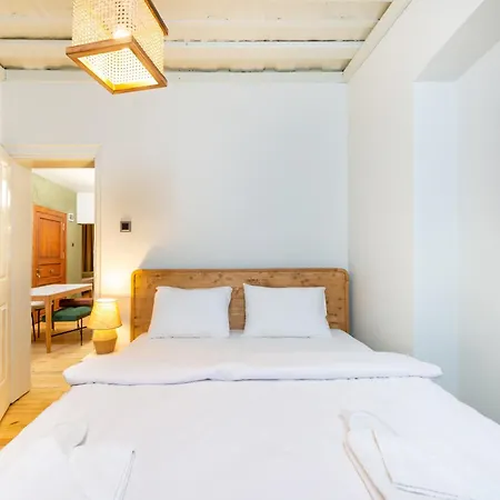 Maison Chic : Newly Renovated 3br In Center Apartment *
