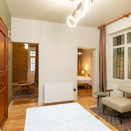 Maison Chic : Newly Renovated 3br In Center Apartment