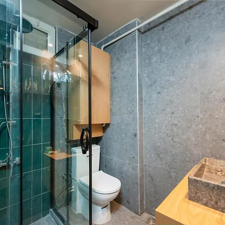 Maison Chic : Newly Renovated 3br In Center Apartment *