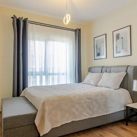 212 Outlet Karsisinda Lux N7 Istanbul