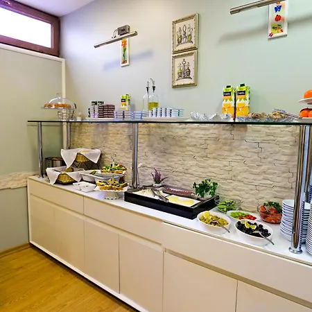 瑞特罗佩拉酒店 酒店