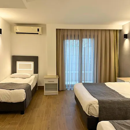 Peninsula Hotel 3*