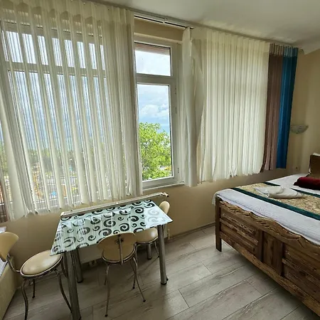 Happy Boutique Aparthotel 3*