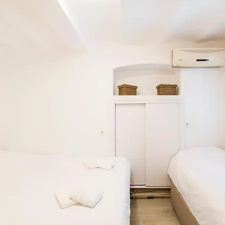 Beautiful 2br House W/ac 400meters Taksim Square Apartment Istanbul