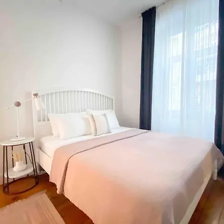 Charming Historical In Galata Apartment