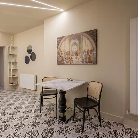 The Stylish Townhouse - Center Apartment