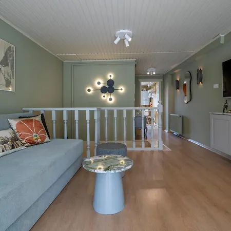 The Stylish Townhouse - Center Apartment