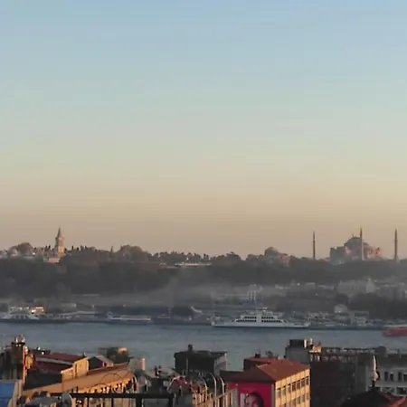 Big Historical Flat In Galata