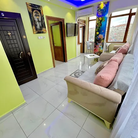 Istanbulun Kral Dairesi Asansoerlue Ve 2 Klimali