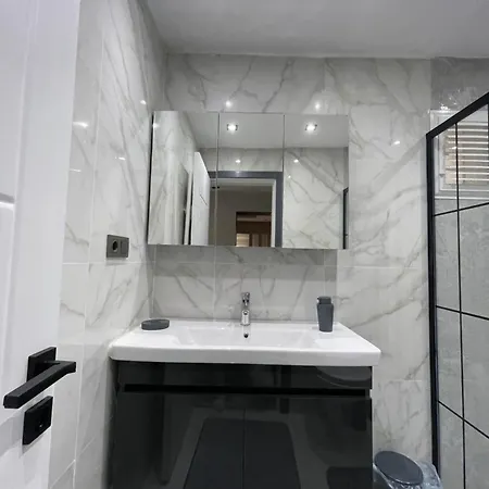 Sabiha Goekcen Airport & Metro Apartment