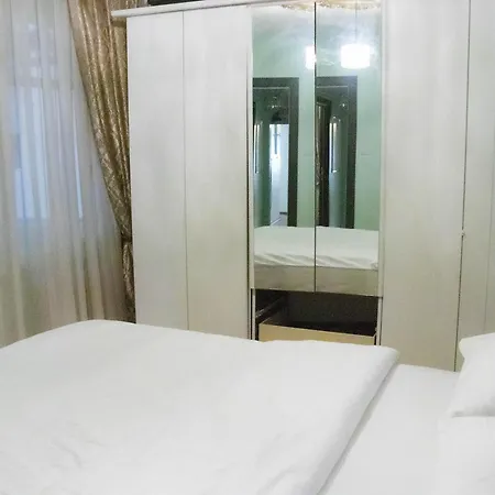 3 Diffrent Family At Center Walking 5 Minutes Apartment *
