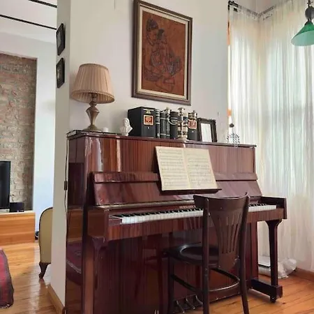 2br, 2ba, 2nd Floor Of Historical Building, Galata * Estambul