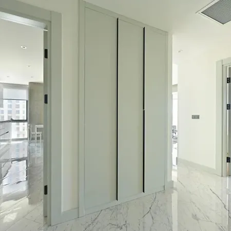 Beautiful Bright Modern 2bd2bath Poolgym! #219 Holiday home Istanbul