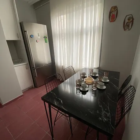 Tramvaya Yakin, Merkezi,2bd,asansoerlue,uecretsiz Otoparkli,3 Klimali Apartment Istanbul