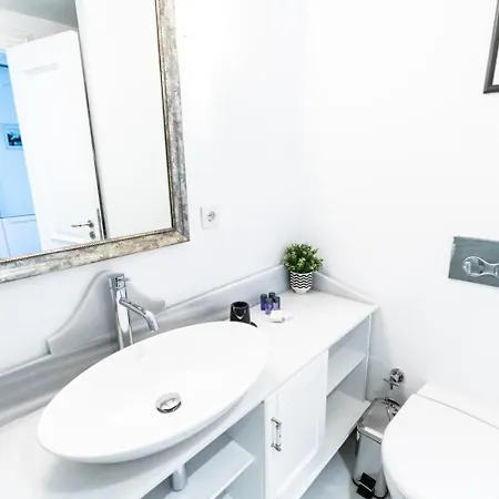 Stylish Duplex In Beyolu With Private Terrace *