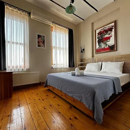 Appartement 2br, 2ba, 4th Floor Of Historical Building ,galata Istambul
