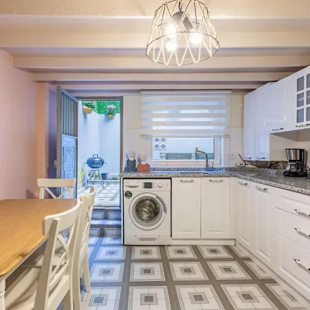 Gorgeous House With Refreshing Garden In Besiktas Provincia di Istanbul