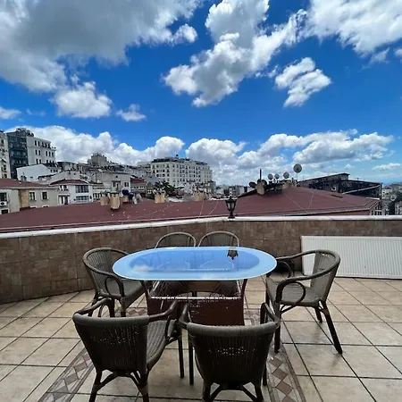 Wonder Homes- Spacious Dublex, 5br, 2ba, Terrace Apartment *