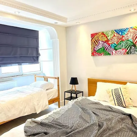 Wonder Homes- Spacious Dublex, 5br, 2ba, Terrace Apartment *