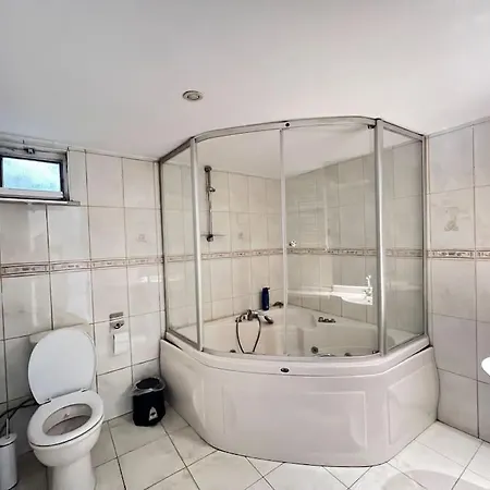Wonder Homes- Spacious Dublex, 5br, 2ba, Terrace Apartment *