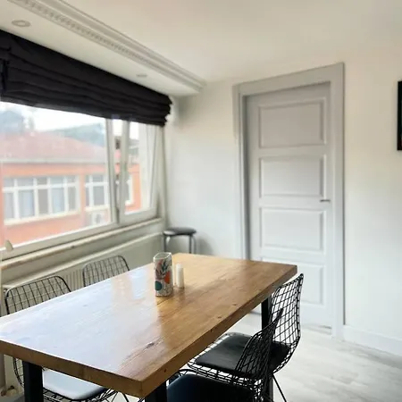 Wonder Homes- Spacious Dublex, 5br, 2ba, Terrace * Istanbul