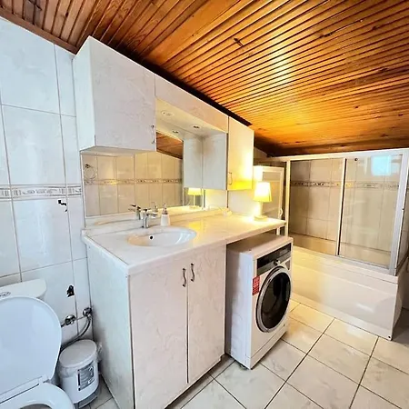 Wonder Homes- Spacious Dublex, 5br, 2ba, Terrace Apartment