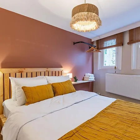 Gorgeous House With Refreshing Garden In Besiktas