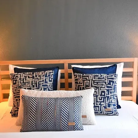 Stunning 6br 4bath Near Tram Villa Istanbul