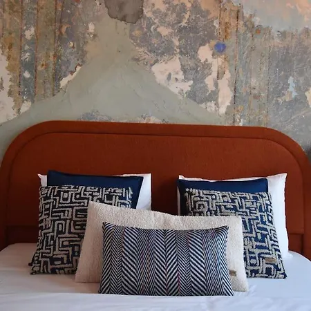 Stunning 6br 4bath Near Tram Villa Istanbul