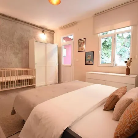 Stunning 6br 4bath Near Tram Villa Istanbul