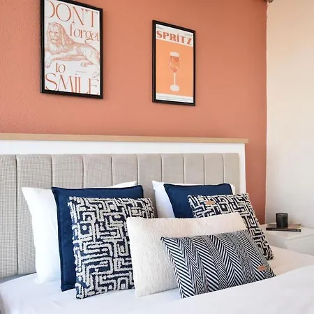 Stunning 6br 4bath Near Tram Villa Istanbul