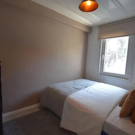 Stunning 6br 4bath Near Tram Villa Istanbul