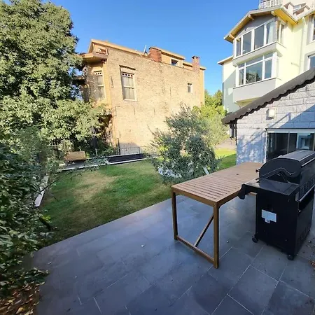 Hills Hideaway Apartment