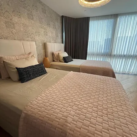 Apartment Lovely Two Bedroom *