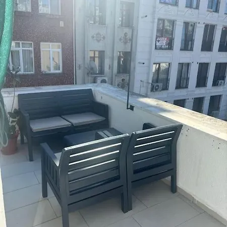 Sunny Terrace Retreat Near Taksim Square