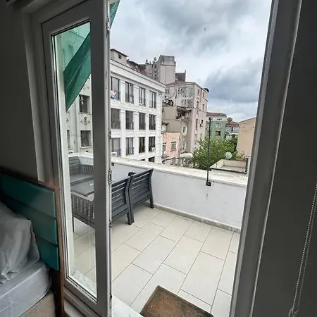Sunny Terrace Retreat Near Taksim Square Стамбул