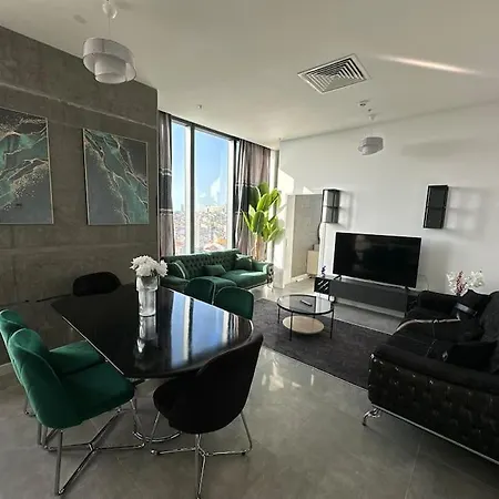 Elegant 2 Bedroom Sinpas Queen Gym Pools Apartment