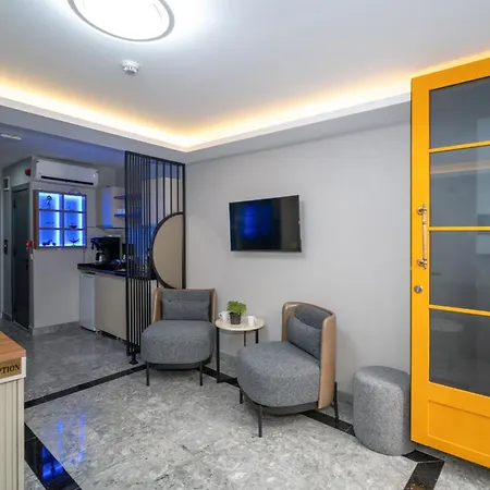 Robin Hotel *