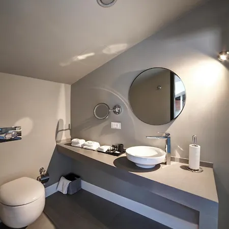 39 Kalamis Marina & Restaurant Hotel 3*