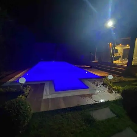 Villa Tuzlada Ferah Alani Havuz,bahce Ve Tuem Rahatliklar Kisiye Oezel Alan Istanbul