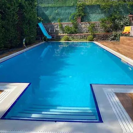 Tuzlada Ferah Alani Havuz,bahce Ve Tuem Rahatliklar Kisiye Oezel Alan * Istanbul