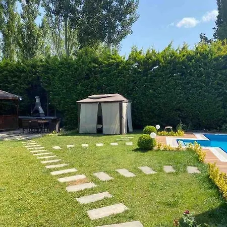 Tuzlada Ferah Alani Havuz,bahce Ve Tuem Rahatliklar Kisiye Oezel Alan Villa Istanbul