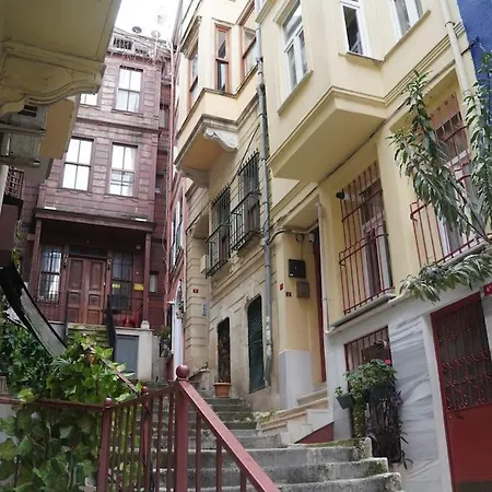 Beyoglu'nun Kalbinde Yueksek Tavanli *