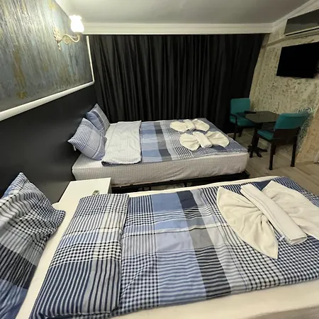 Glass Hostal *