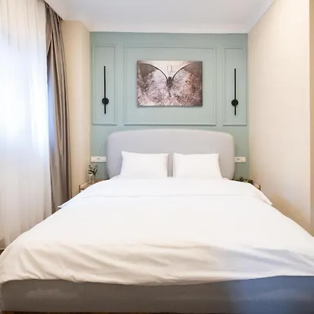 Glass Hostal *