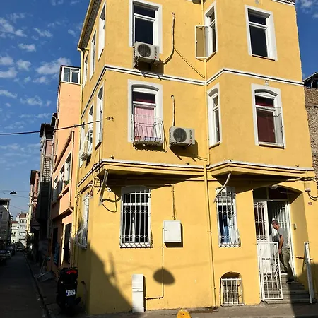 Yellow House Apartment *